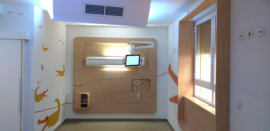 Panelado de madera y carpintería a medida en un interior de uso sanitario