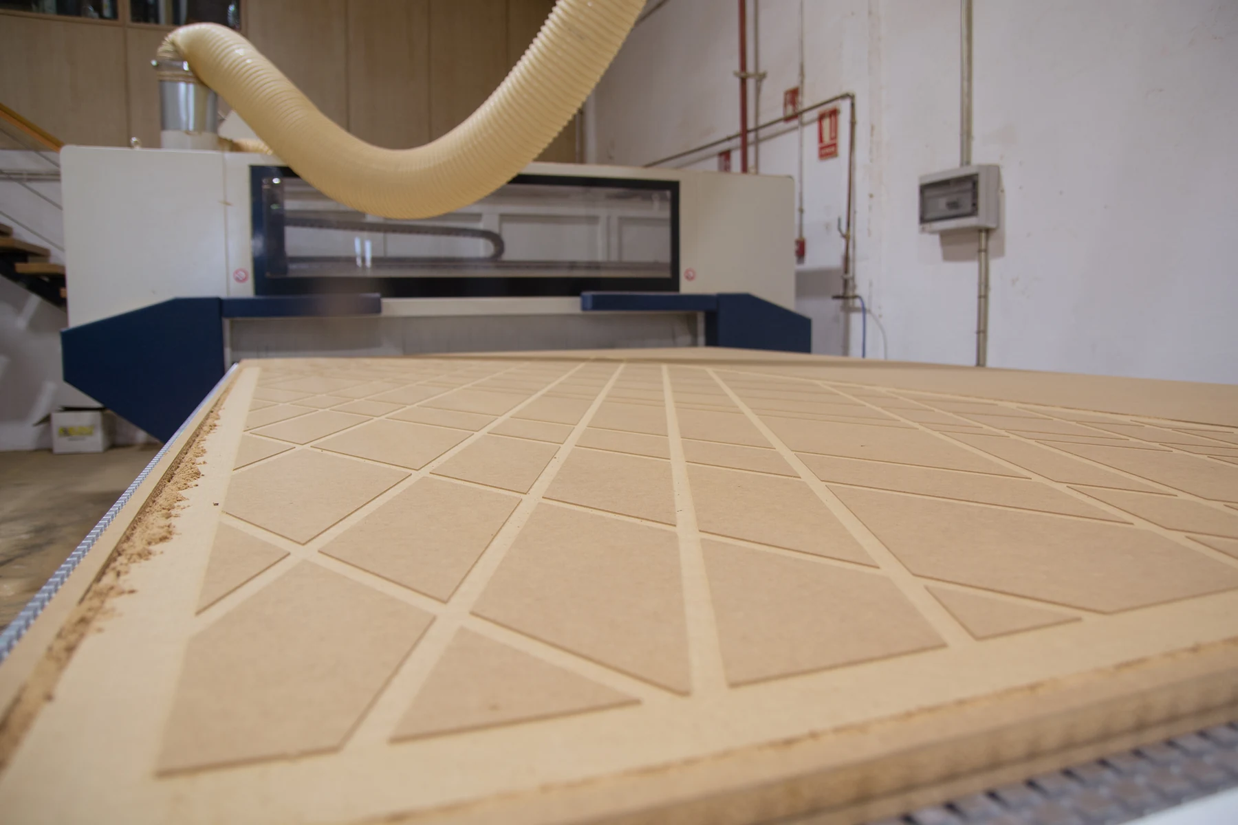 Detalle de un panel mecanizado en el centro CNC de SABIN MONTERO