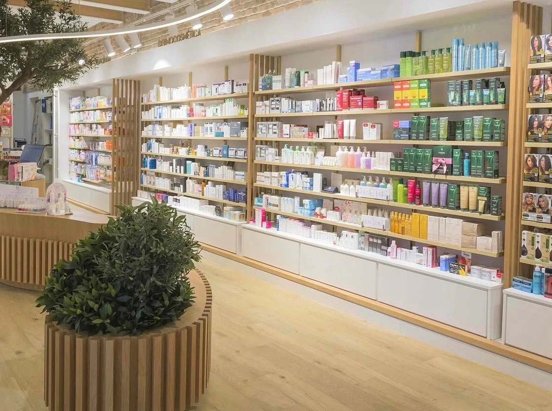 Lineales de madera y mobiliario de exposición a medida en una farmacia