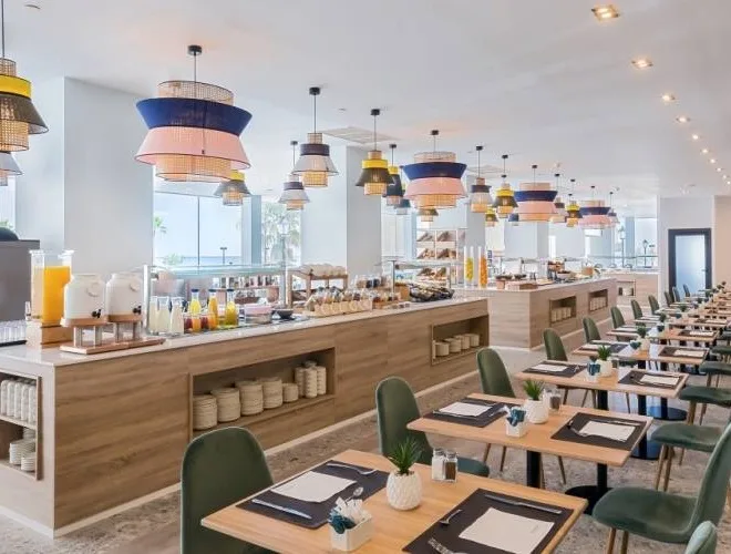 Fuengirola · España. Carpintería y mobiliario para los espacios de restauración del proyecto.
