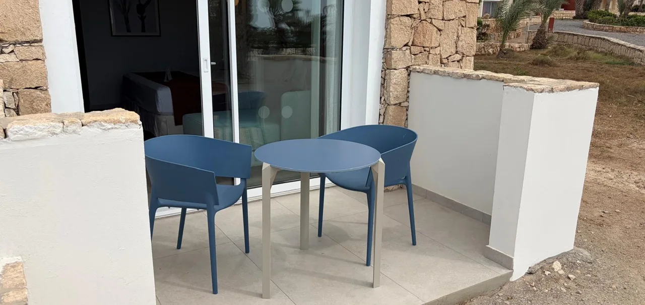 Boa Vista · Cabo Verde. Elementos de mobiliario instalados en la terraza de un proyecto en Boa Vista.